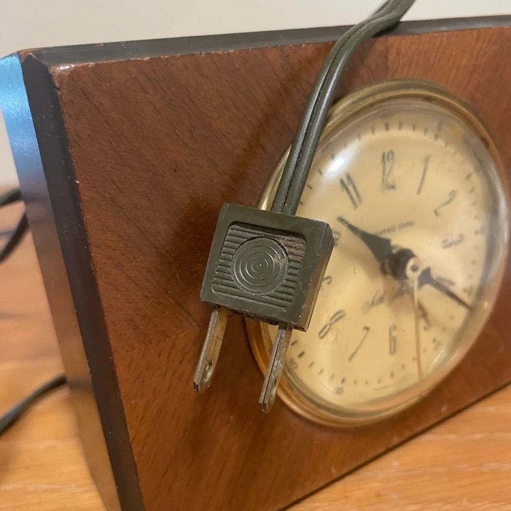 Seth Thomas Classic Cream and wood mantle Clock